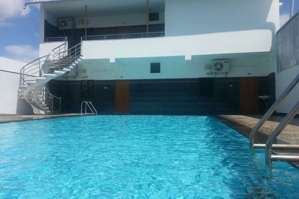 2 outdoor pools