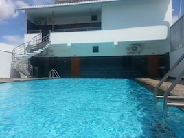 2 outdoor pools