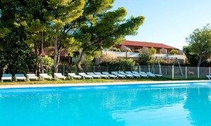 Pool - Apartment in Martigues Near Beaches (Martigues)