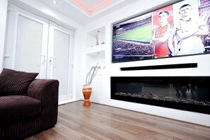 Interior - Cozy Place in Salford, Sleeps 8, 4 Bedroom, 5 Beds (Salford)