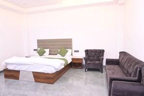 Deluxe Suite, City View | In-room safe, desk, blackout drapes, soundproofing - Hotel Apple Tree (Agra)