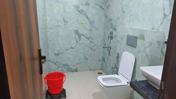 Dusche, kostenlose Toilettenartikel, Hausschuhe, Handtücher