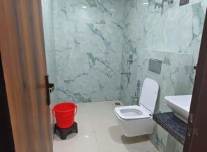 Shower, free toiletries, slippers, towels - Hotel Apple Tree (Agra)