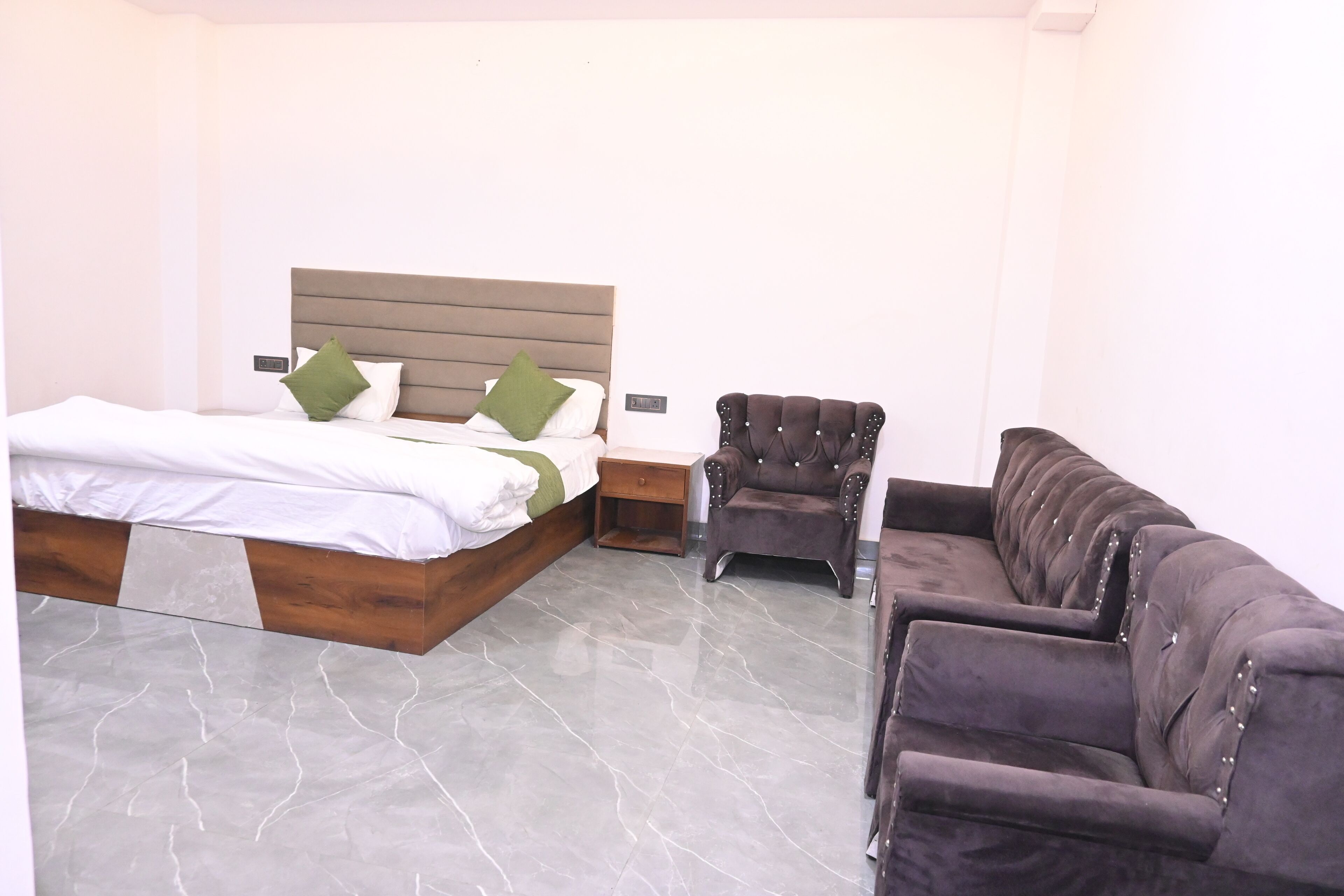 Deluxe Suite, City View | In-room safe, desk, blackout drapes, soundproofing