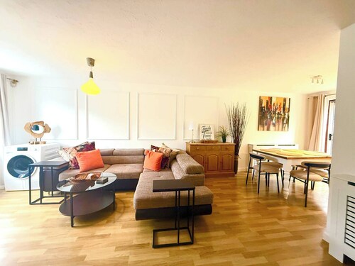 Near Tower Bridge 3 bedroom house with parking