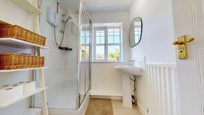 Shower - Near Tower Bridge 3 bedroom house with parking (London)