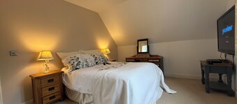 Charming Guest Room with Woodland Views in Silsoe