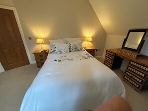 1 bedroom, iron/ironing board, Internet, bed sheets - Tranquil Guest Room Retreat in Silsoe with Woodland Views (Silsoe)
