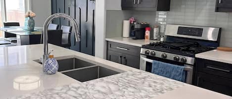 Fridge, microwave, stovetop, dishwasher