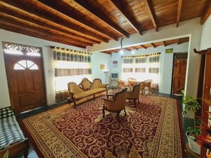 Living area - Sasru Holiday Home (Nuwara Eliya)