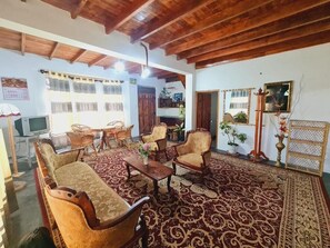 Living area - Sasru Holiday Home (Nuwara Eliya)