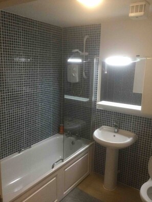 Douche, sèche-cheveux, serviettes fournies