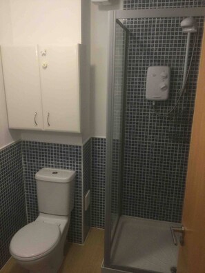 Douche, sèche-cheveux, serviettes fournies