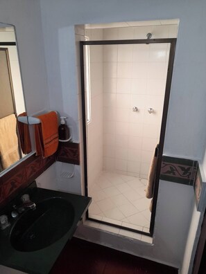 Shower, towels - Discover the colonial jewel in Villeta-Cundinamarc (Villeta)
