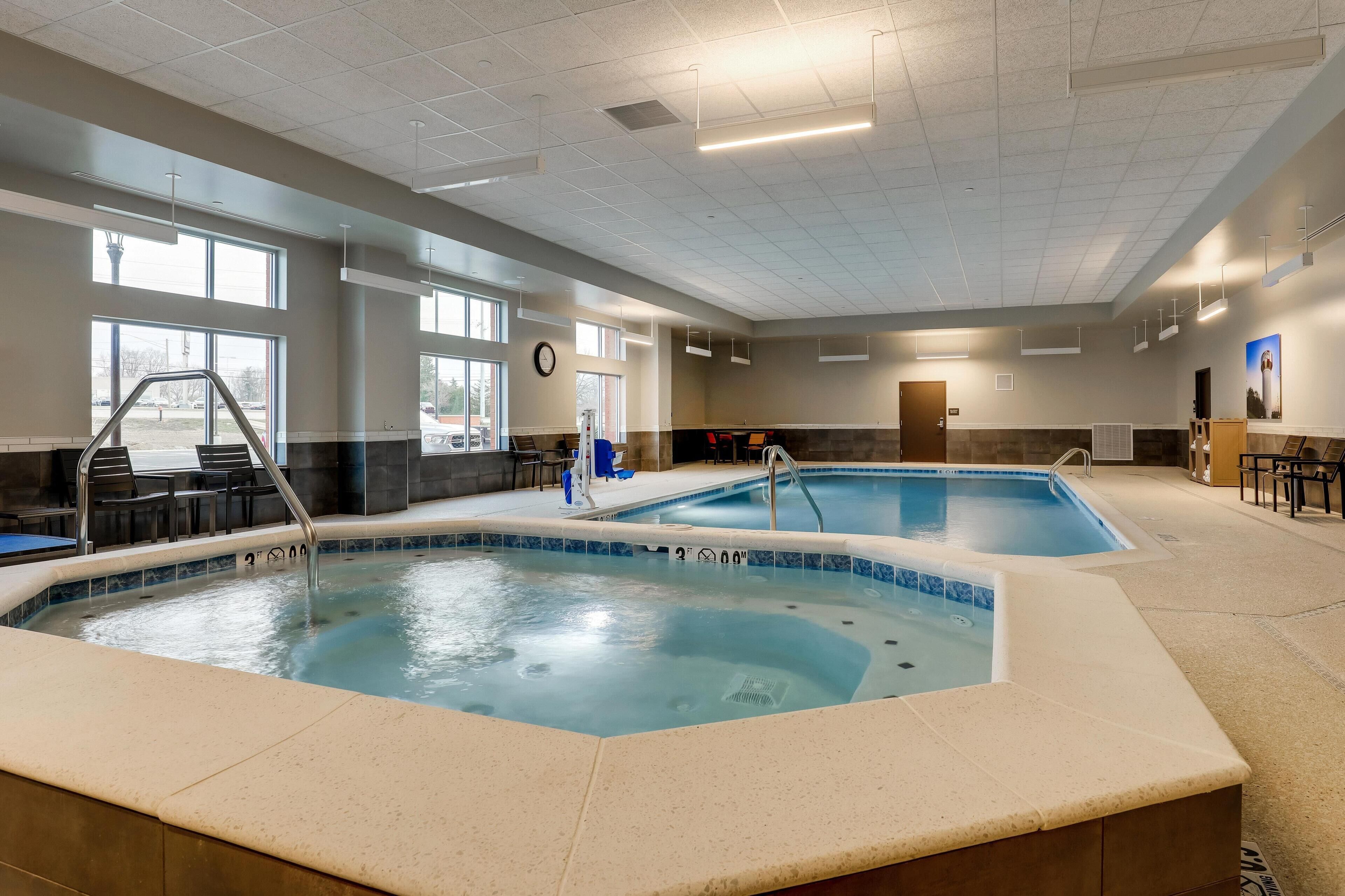 Piscine couverte, chaises longues