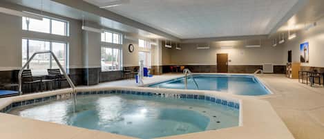Piscine intérieure, chaises longues