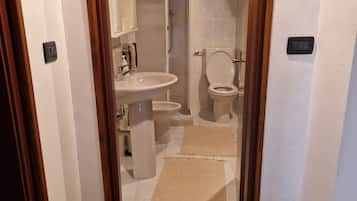 Ducha, secador de pelo, bidé y toallas