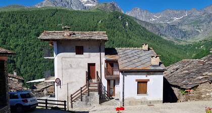BAITA ALPINA CON VISTA MONVISO IN BORGO STORICO