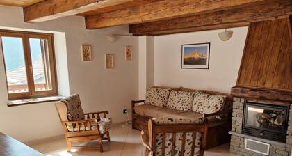 BAITA ALPINA CON VISTA MONVISO IN BORGO STORICO