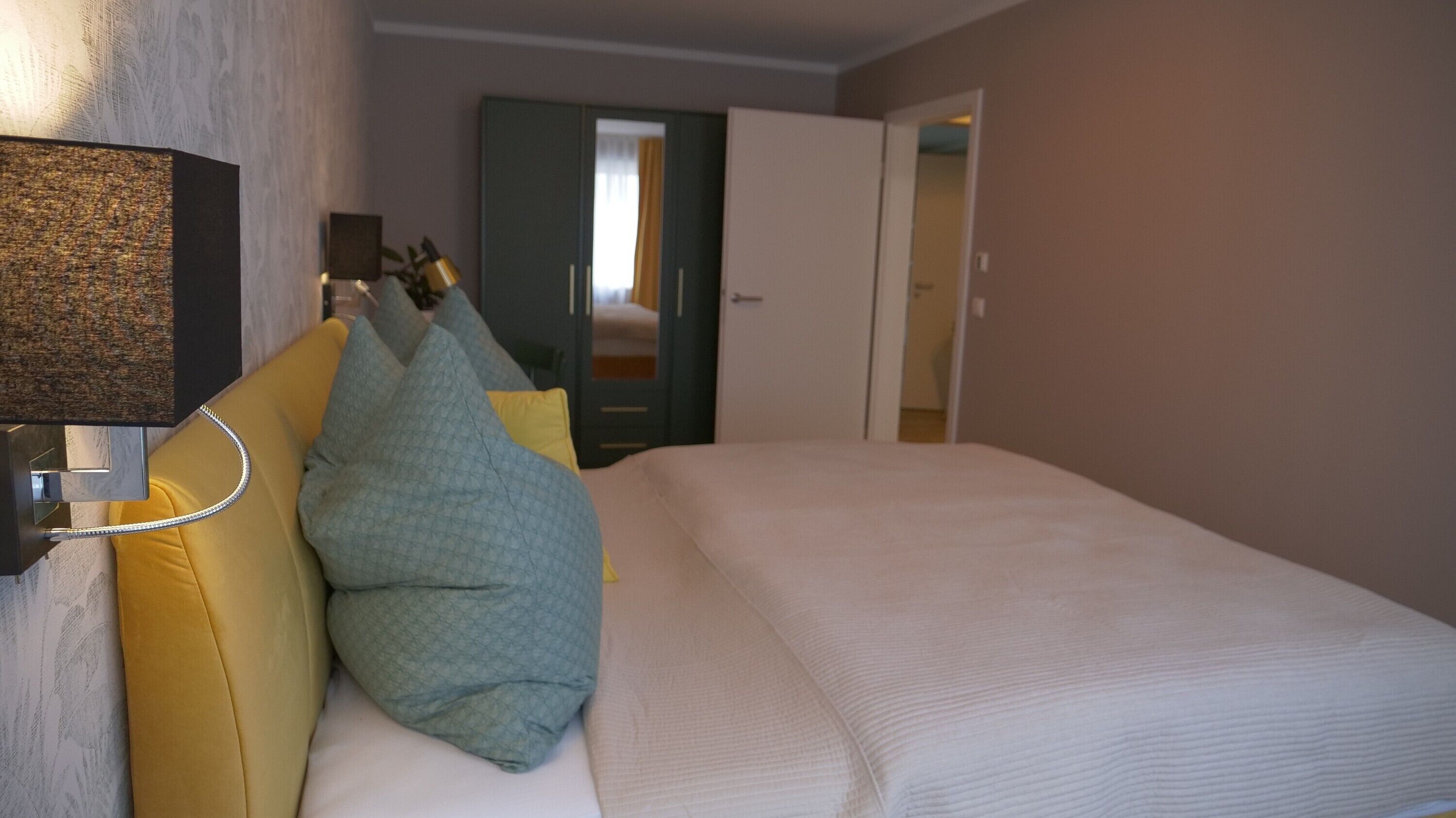 Een strijkplank/strijkijzer, wifi, beddengoed