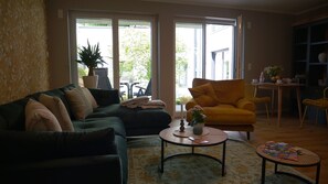 TV - Apartment “Garten Room” with Lake View, Shared Terrace and Wi-Fi (Malchow)