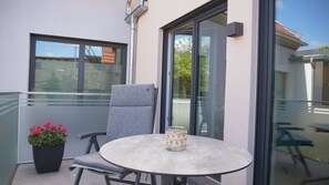 Outdoor dining - Apartment "Seeblick" with Lake View, Shared Terrace and Wi-Fi (Malchow)