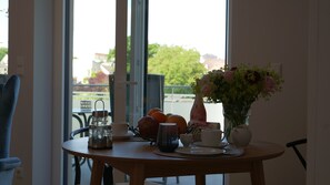 Dining - Apartment "Seeblick" with Lake View, Shared Terrace and Wi-Fi (Malchow)