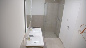 Dusche, Haartrockner, Handtücher