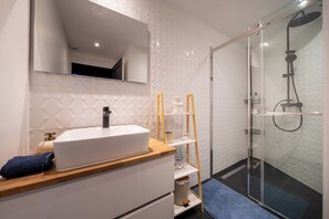 Dusche, Haartrockner, Handtücher, Seife