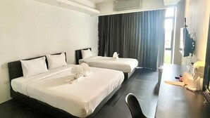 A hotel room with two beds, a desk, and a chair. - AZZ Hotel (Chiang Mai)
