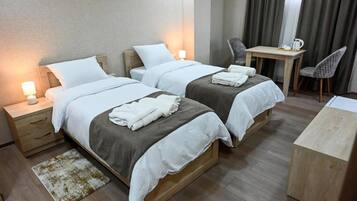 Escritorio y tabla de planchar con plancha