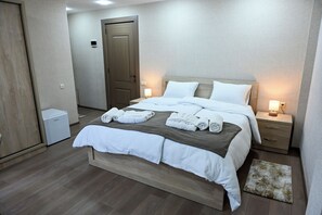 Standaard tweepersoonskamer, balkon, uitzicht op de stad | Een bureau, een strijkplank/strijkijzer