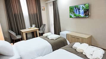 Standaard Twin kamer, balkon, uitzicht op de stad | Een bureau, een strijkplank/strijkijzer