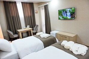 Standaard Twin kamer, balkon, uitzicht op de stad | Een bureau, een strijkplank/strijkijzer