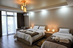 Familiekamer, balkon, uitzicht op de stad | Een bureau, een strijkplank/strijkijzer