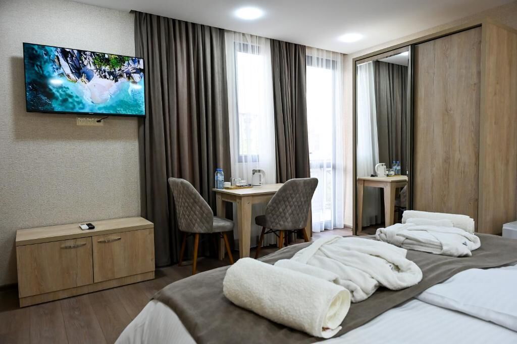 Standaard tweepersoonskamer, balkon, uitzicht op de stad | Een bureau, een strijkplank/strijkijzer