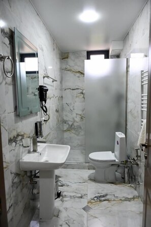 อ่างอาบน้ำและฝักบัวแยกจากกัน, ของใช้ในห้องน้ำฟรี, ไดร์เป่าผม