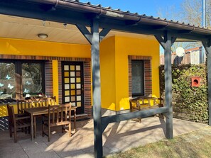 Outdoor dining - Holiday Home 'Haffsonne' with Private Sun Terrace and Garden (Ueckermünde)
