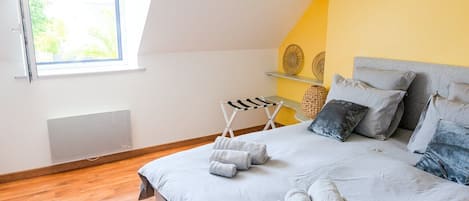 4 bedrooms, iron/ironing board, Internet, bed sheets
