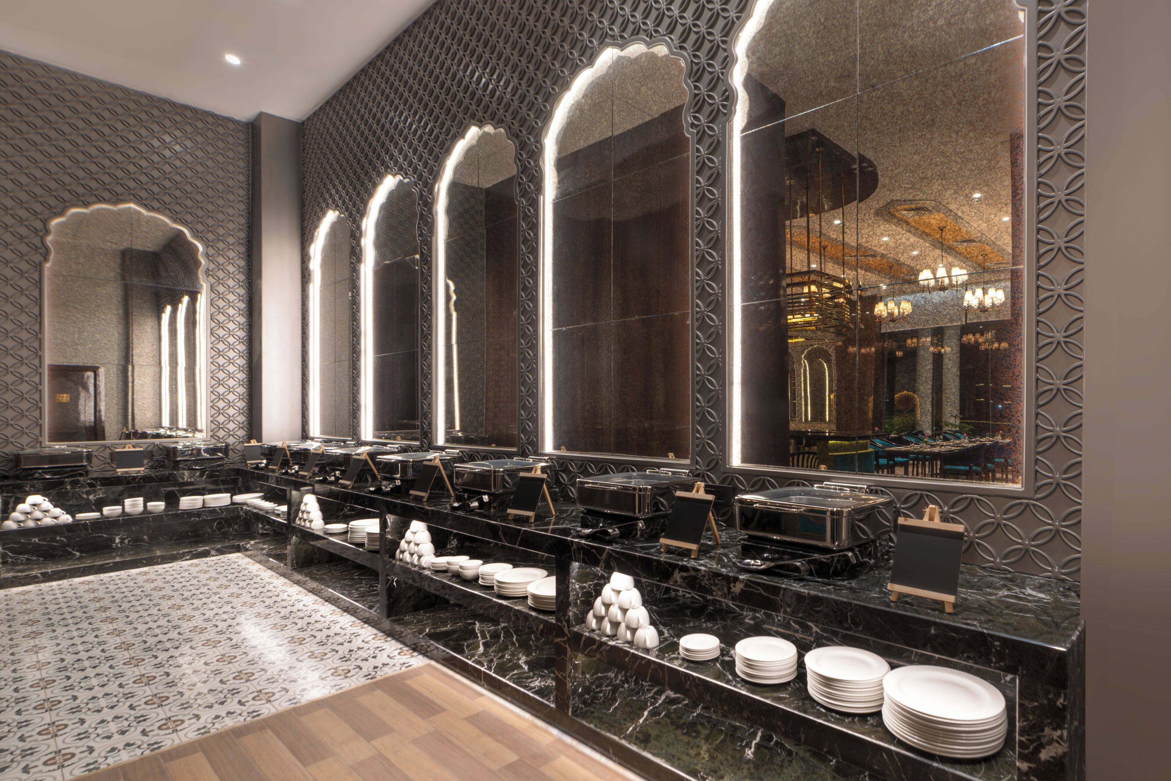 每日供应自助式早餐（每人 INR 750）