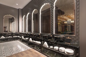 Desayuno buffet diario (INR 750 por persona)