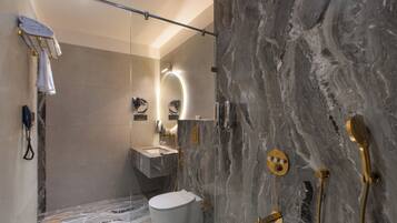 Junior Studio Suite | Bathroom | Free toiletries, hair dryer, slippers, towels