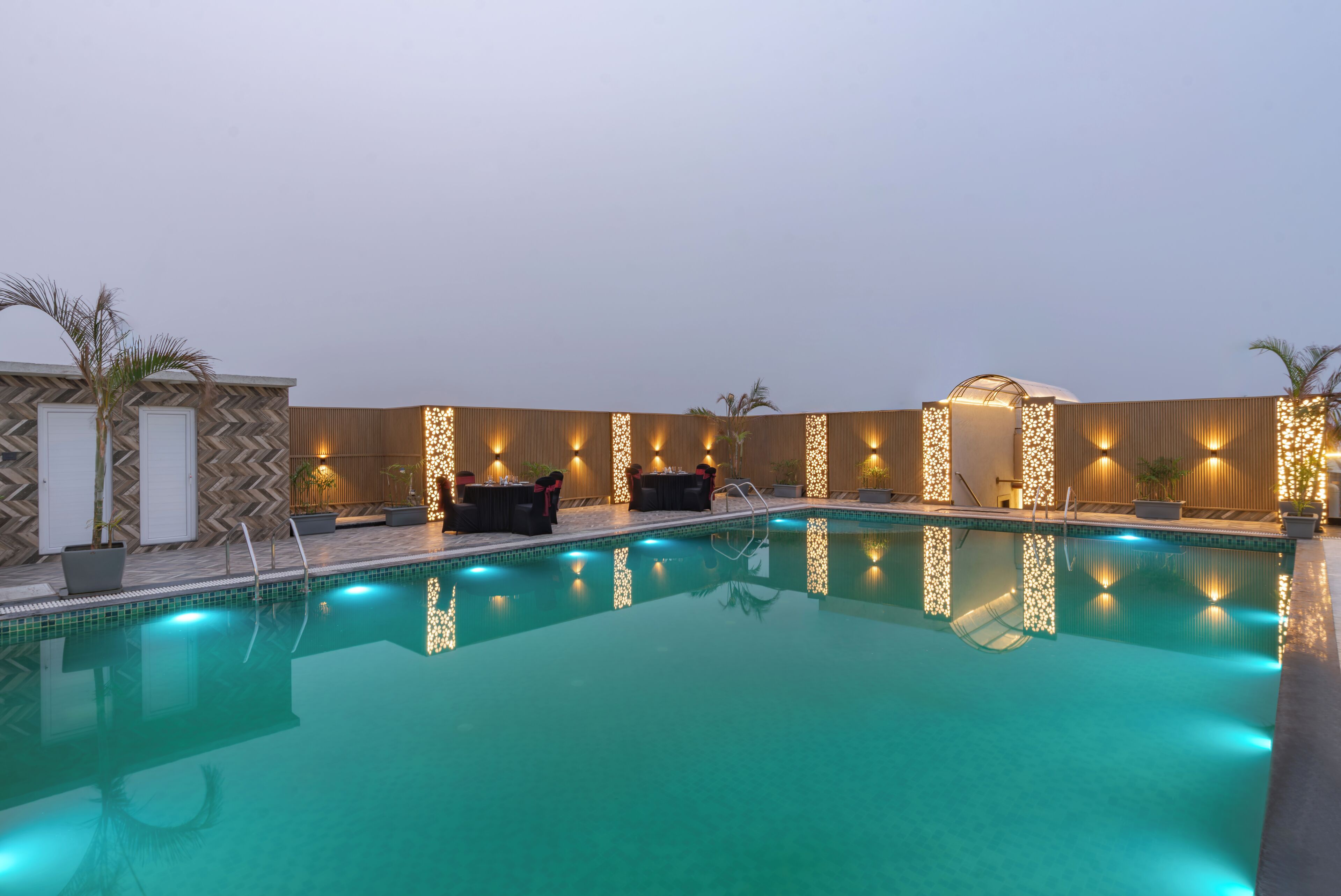 من حمّامات السباحة المغطاة