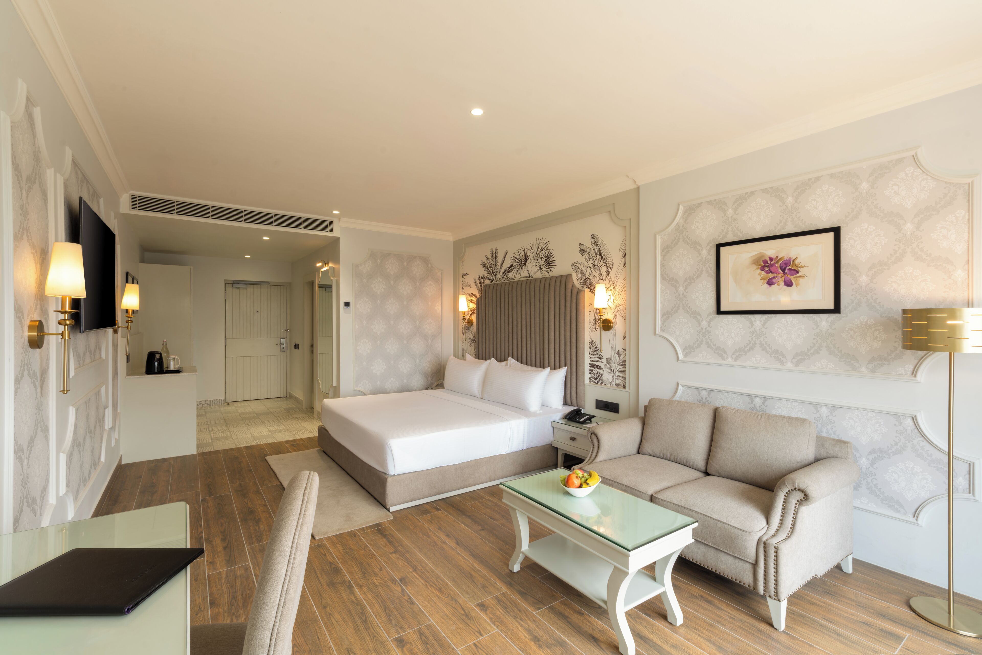 Caja de seguridad en la habitación y tabla de planchar con plancha 