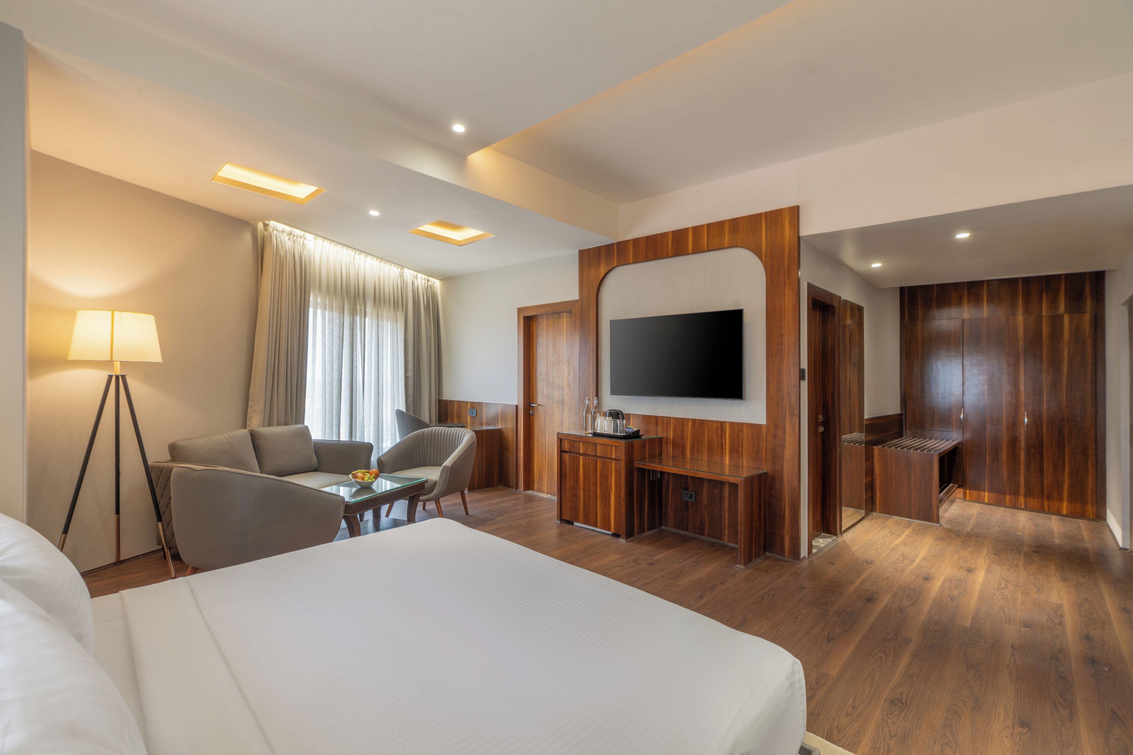 خزنة داخل الغرفة ومكواة/لوح كي وواي فاي مجانًا