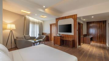 Junior Studio Suite | In-room safe, iron/ironing board, free WiFi