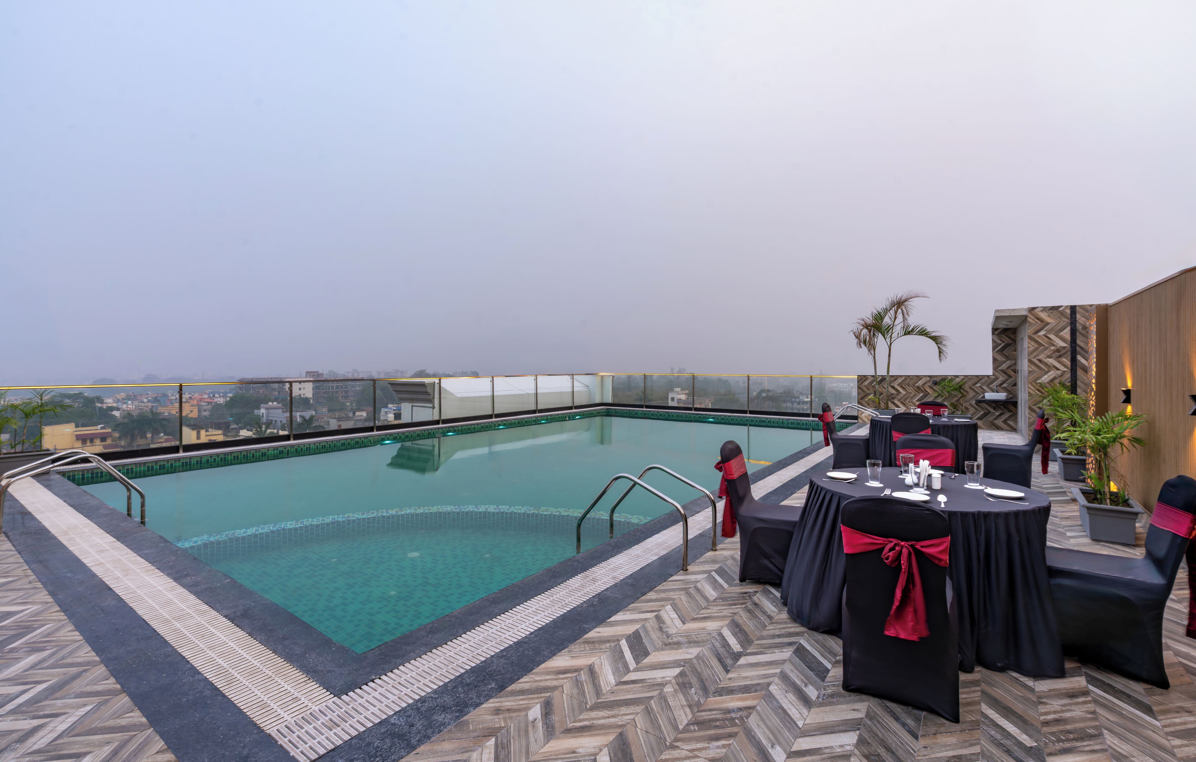 من حمّامات السباحة المغطاة