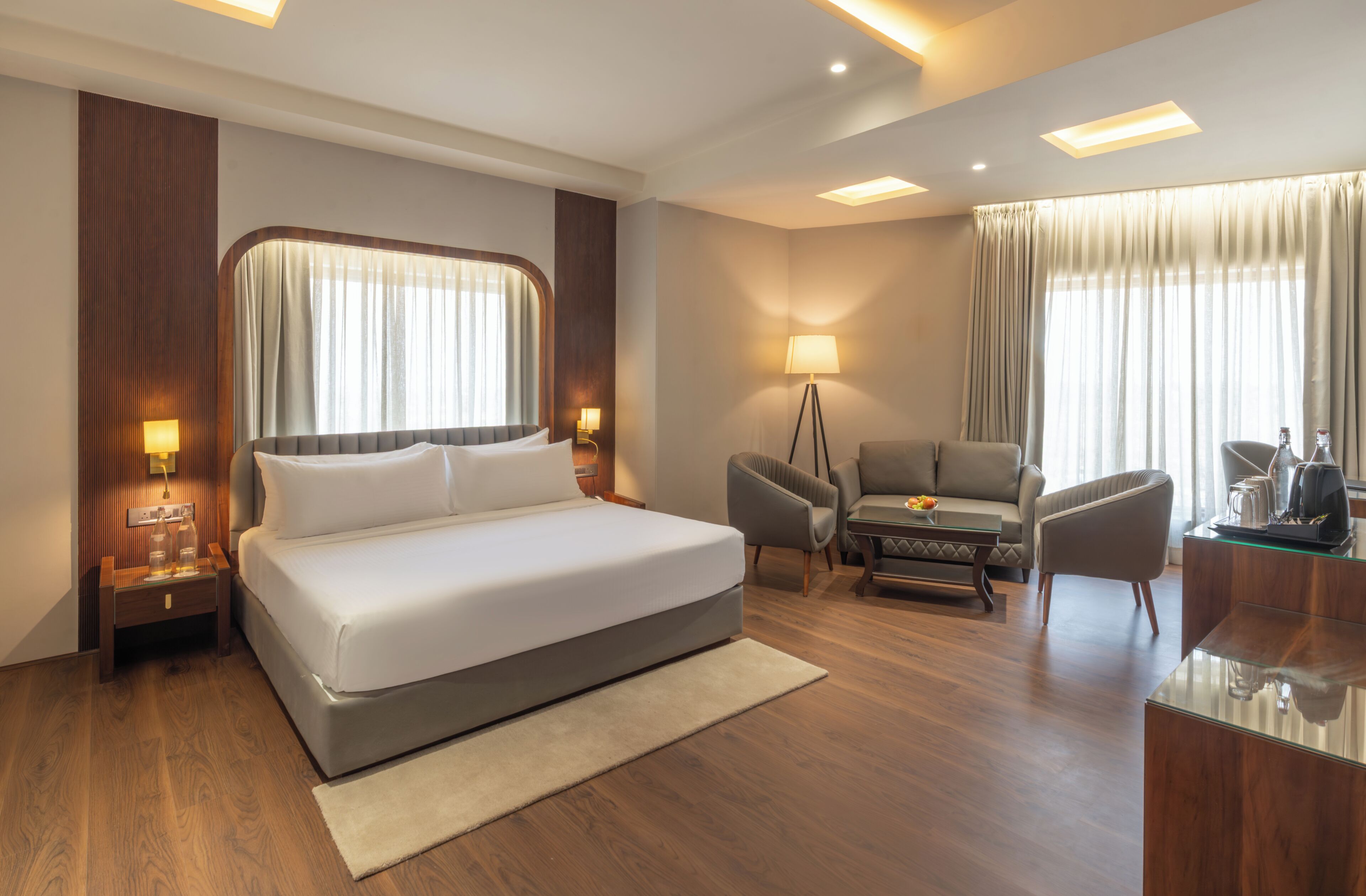 Caja de seguridad en la habitación y tabla de planchar con plancha 