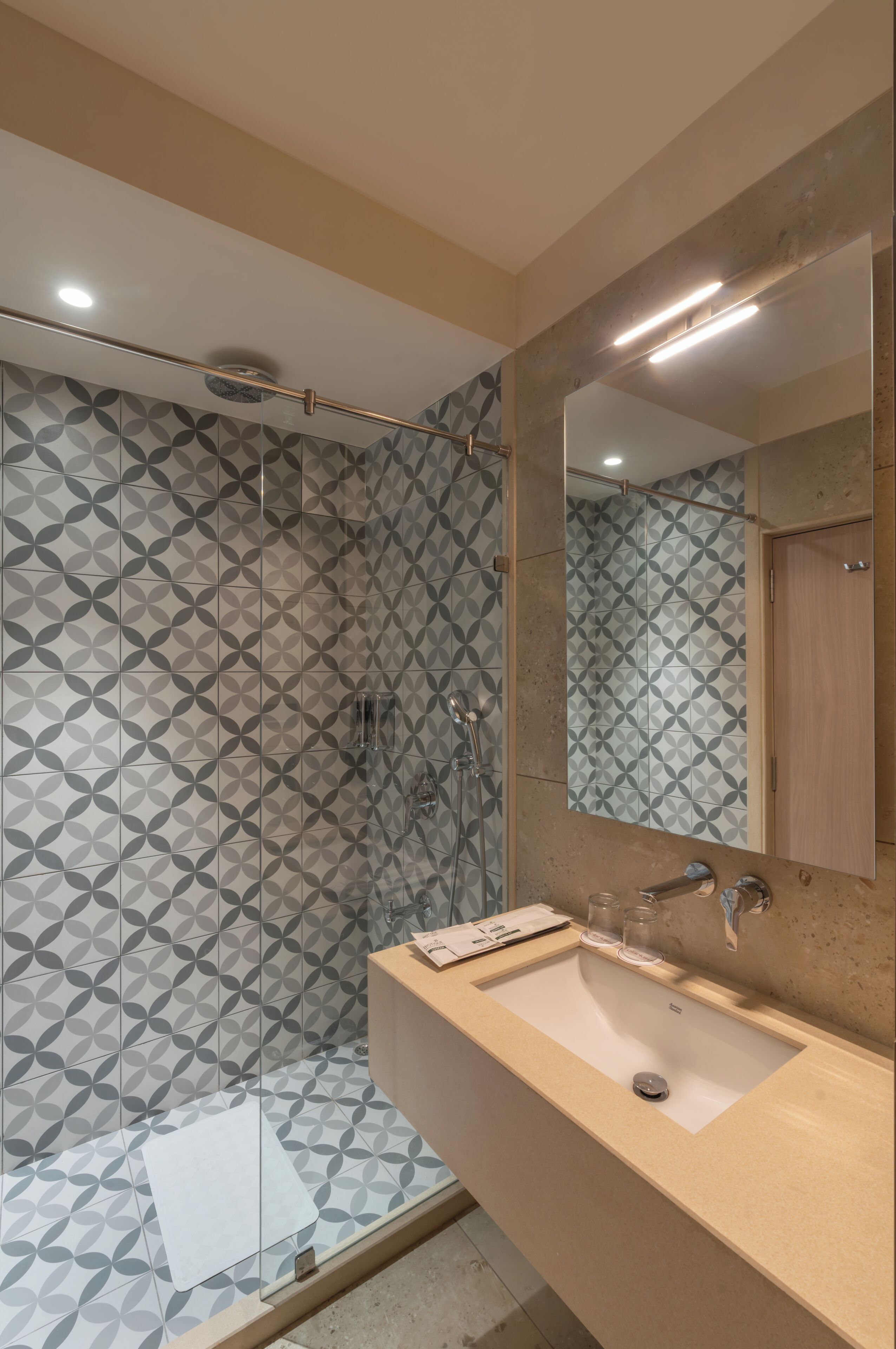 Chambre Deluxe | Salle de bain | Articles de toilette gratuits, sèche-cheveux, chaussons