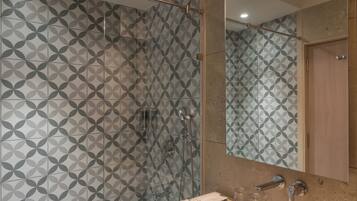 Chambre Deluxe | Salle de bain | Articles de toilette gratuits, sèche-cheveux, chaussons